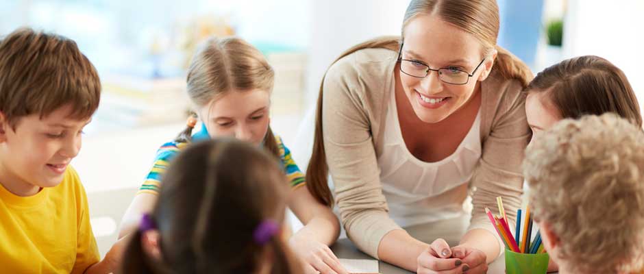 smiling_teacher_speaking_with_5_pupils
